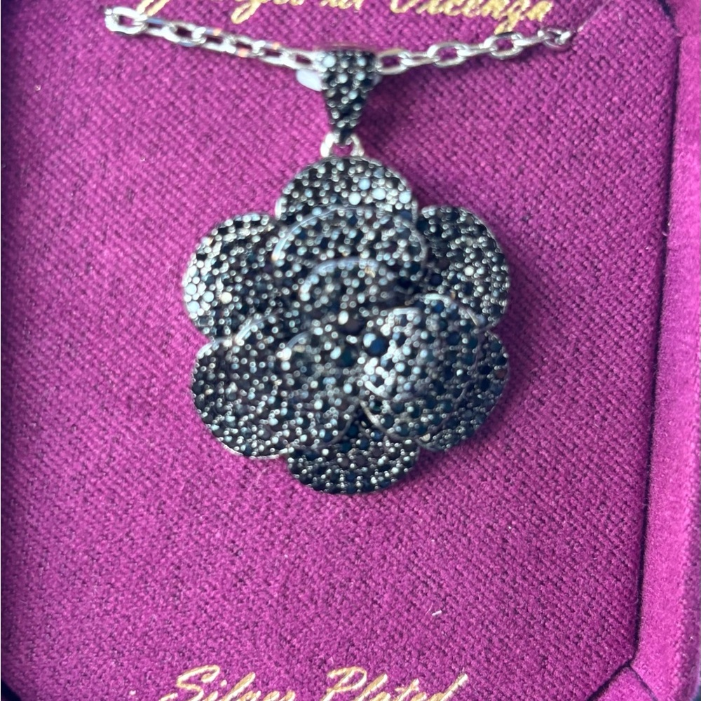 Elegant Silver Plated Floral Pendant Necklace